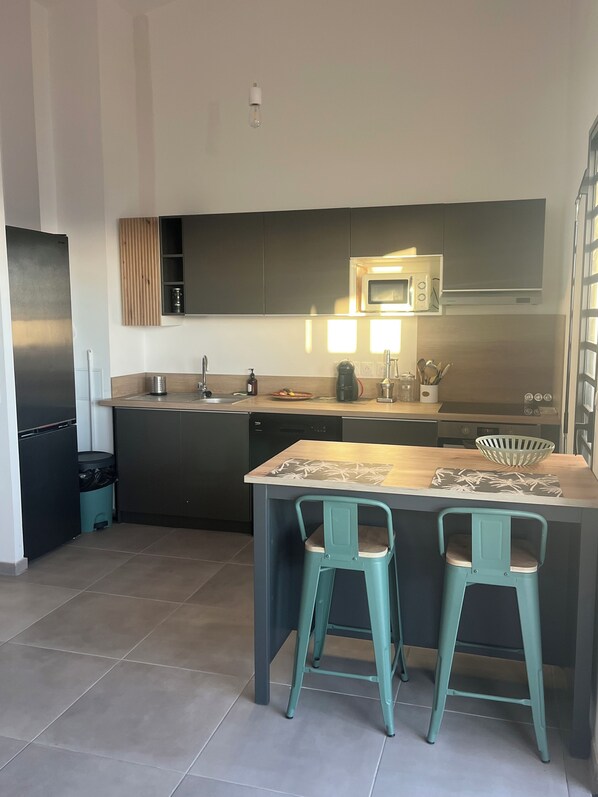 Geladeira, micro-ondas, fogão, cooktop