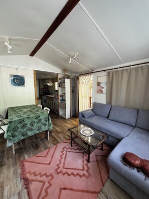 Living area - Comfortable mobile home in Capbreton, near beach & forest, weekly rental (Capbreton)