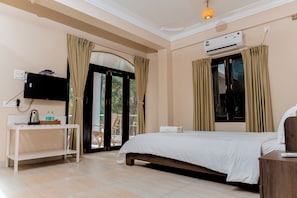 Iron/ironing board, free WiFi, bed sheets