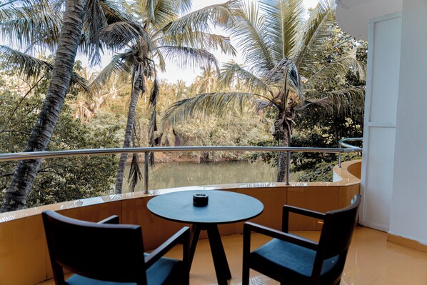 Deluxe Double Room, Balcony, River View | Living area