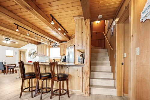 Cozy Seaside Cottage • Walk to Beach • Fenced yard