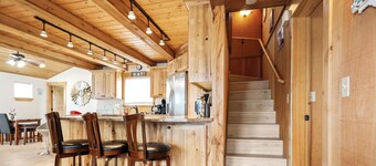 Cozy Seaside Cottage • Walk to Beach • Fenced yard