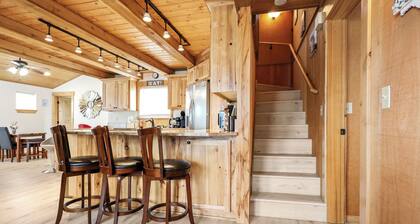 Cozy Seaside Cottage • Walk to Beach • Fenced yard