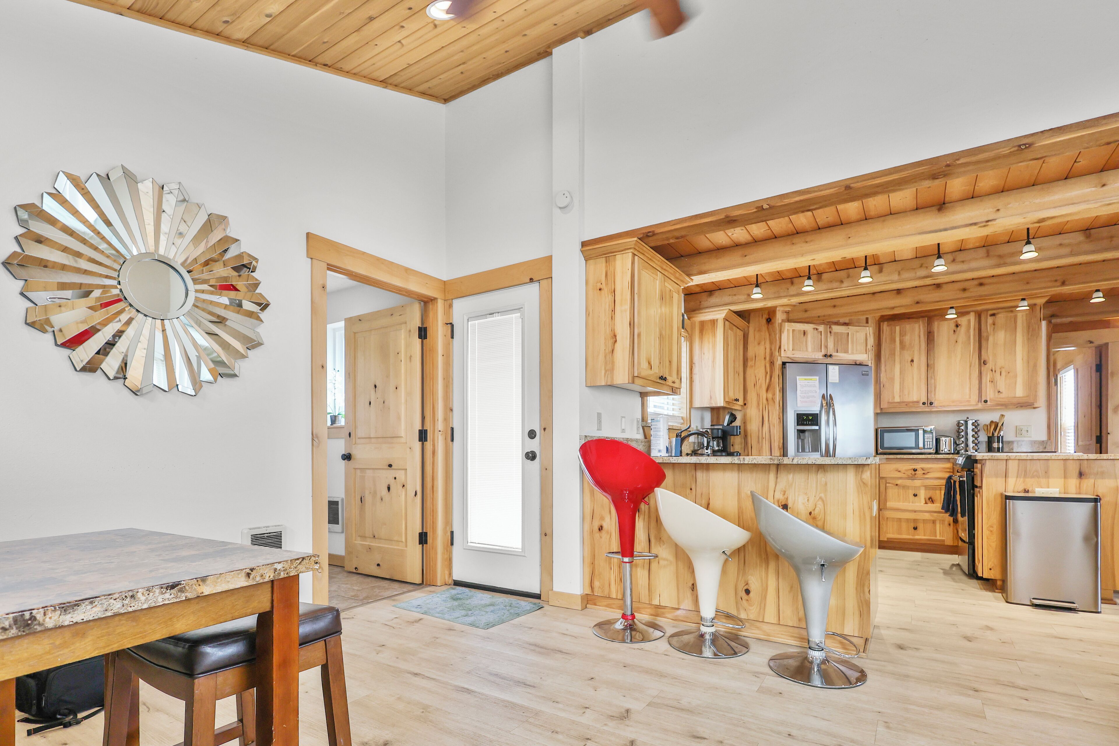 Jääkaappi, mikroaaltouuni, uuni, liesi