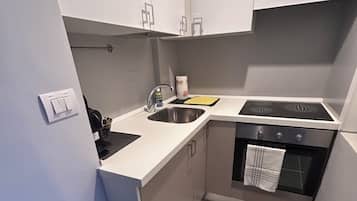 Kühlschrank, Ofen, Herdplatte, Wasserkocher mit Kaffee-/Teezubehör