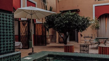 Una piscina al aire libre