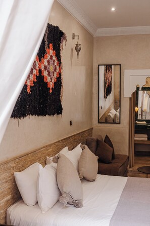 Kamar Double Deluks, patio, pemandangan halaman | Brankas, didekorasi berbeda-beda, dan kedap suara