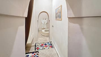 Suite Exécutive, patio, vue cour intérieure | Salle de bain
