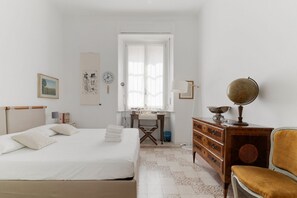 1 chambre, fer et planche à repasser