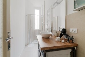 Douche, bidet, serviettes fournies