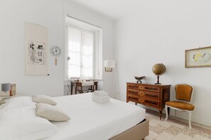 1 habitación y tabla de planchar con plancha 