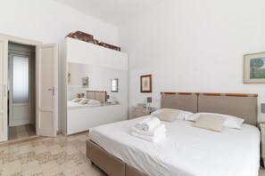 1 chambre, fer et planche à repasser