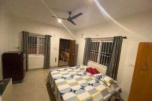 Iron/ironing board, WiFi, bed sheets - Large studio with patio, for girls and couples (Bengaluru)