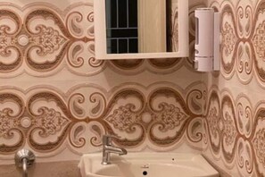 Shower, towels, soap, toilet paper - Large studio with patio, for girls and couples (Bengaluru)