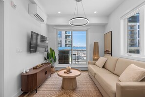 Smart TV - Modern Mondrian Retreat | Patio, Parking, AC (Calgary)