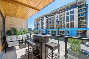 Property grounds - Modern Mondrian Retreat | Patio, Parking, AC (Calgary)