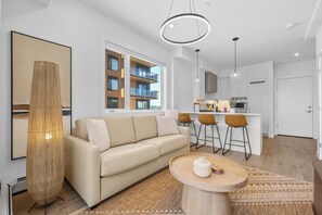 Smart TV - Modern Mondrian Retreat | Patio, Parking, AC (Calgary)