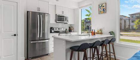 雪櫃、微波爐、焗爐、爐具