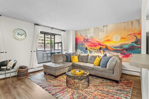 Mural Oasis w Sunroom, Parking, near Stampede