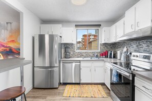 Réfrigérateur, four à micro-ondes, un four, surface de cuisson