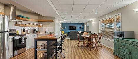 Kylskåp, mikrovågsugn, ugn och spishäll