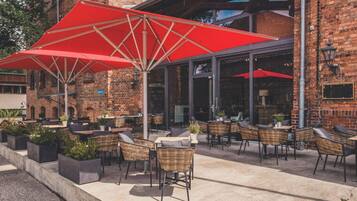 Mittagessen, Abendessen, deutsche Küche, Blick auf den Garten