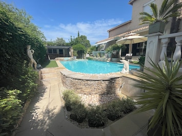 Piscine avec jacuzzi