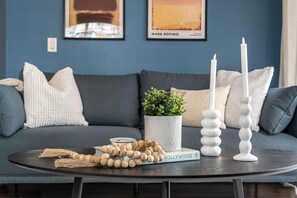 Smart TV, chimenea y oficina 
