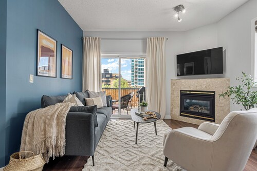 Tranquil Coastal Colour Inspired 2Bdrm w Parking