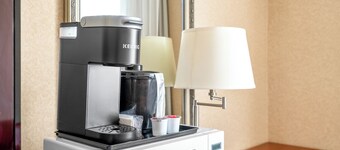 Hotel Queen Suite near Parking, AC, Gym, Pool