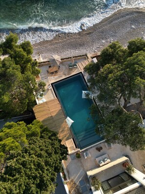 Piscine extérieure (ouverte en saison), parasols de plage