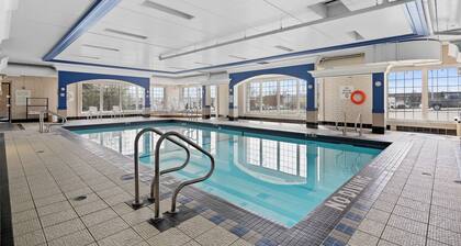 Hotel King Suite with Parking, AC, Gym, Pool