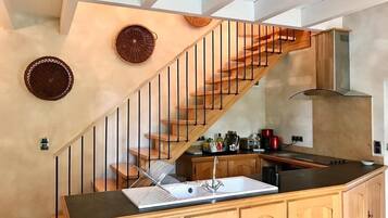 Micro-ondes, four, plaque de cuisson