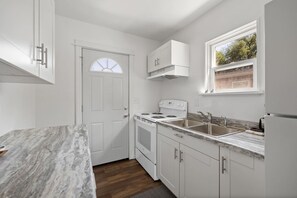 Fridge, oven, stovetop, coffee/tea maker