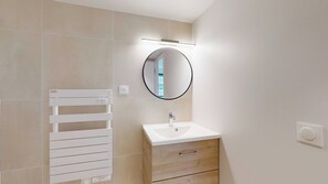Apartment | Bathroom | Hair dryer, towels, shampoo