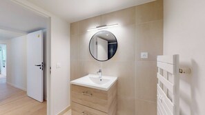 Leilighet | Bad | Hårføner, håndklær og sjampo