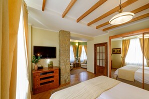 Suite clásica, 2 habitaciones, balcón | Cortinas blackout, insonorización y tabla de planchar con plancha