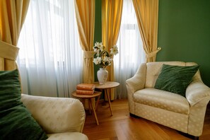 Suite – classic, 2 soverom, balkong | Blendingsgardiner, lydisolert, strykejern/-brett og wi-fi (inkludert)