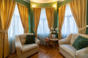 Phòng Suite phong cách cổ điển, 2 phòng ngủ, ban công | Màn/rèm cản sáng, bàn ủi/dụng cụ ủi quần áo
