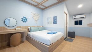 Una camera da letto moderna con una struttura letto in legno, una scrivania e una sedia. C'è un condizionatore d'aria a parete e una finestra con vista.