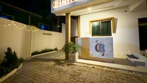 Un edificio con una insegna che riporta 'CHARINN' e un ampio logo a forma di 'R' sulla facciata.
