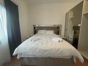 2 bedrooms, iron/ironing board, WiFi, bed sheets - Deniz Manzaralı Geniş Teraslı Evimiz (Turgutreis)