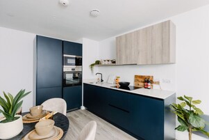 Apartment | Eigene Küche | Großer Kühlschrank, Mikrowelle, Ofen, Herdplatte