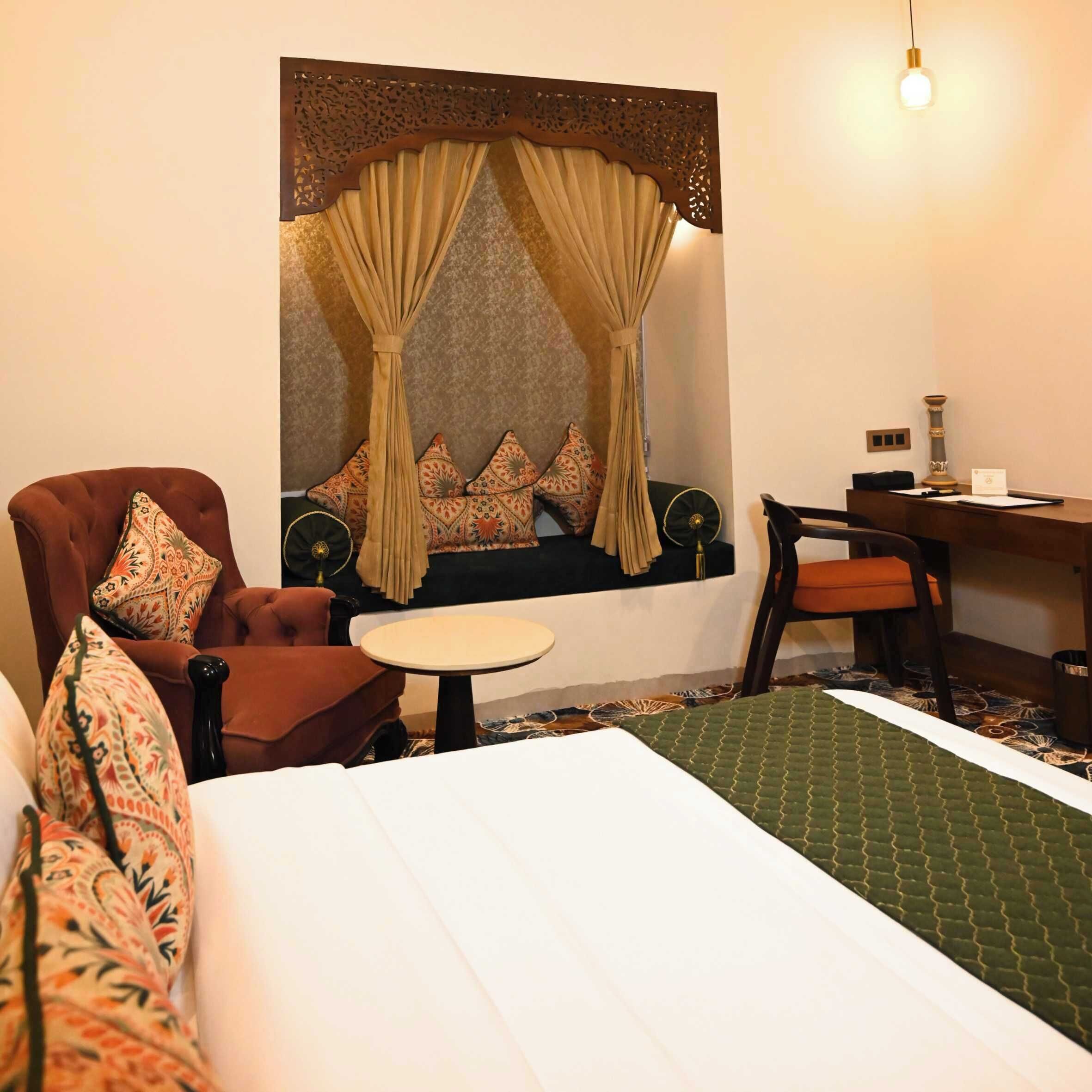 Rom – deluxe, hageutsikt | Safe på rommet, skrivebord og wi-fi (inkludert)