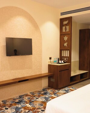 In-room safe, desk, free WiFi
