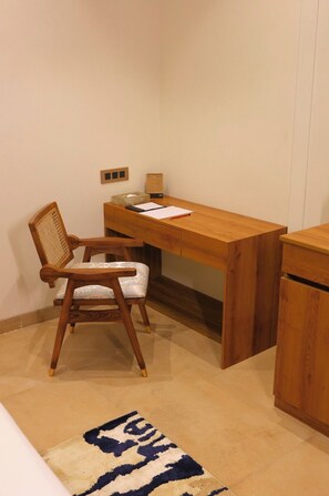 In-room safe, desk, free WiFi