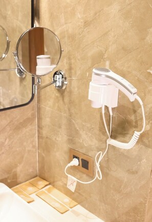 Douche, sèche-cheveux, chaussons, serviettes fournies