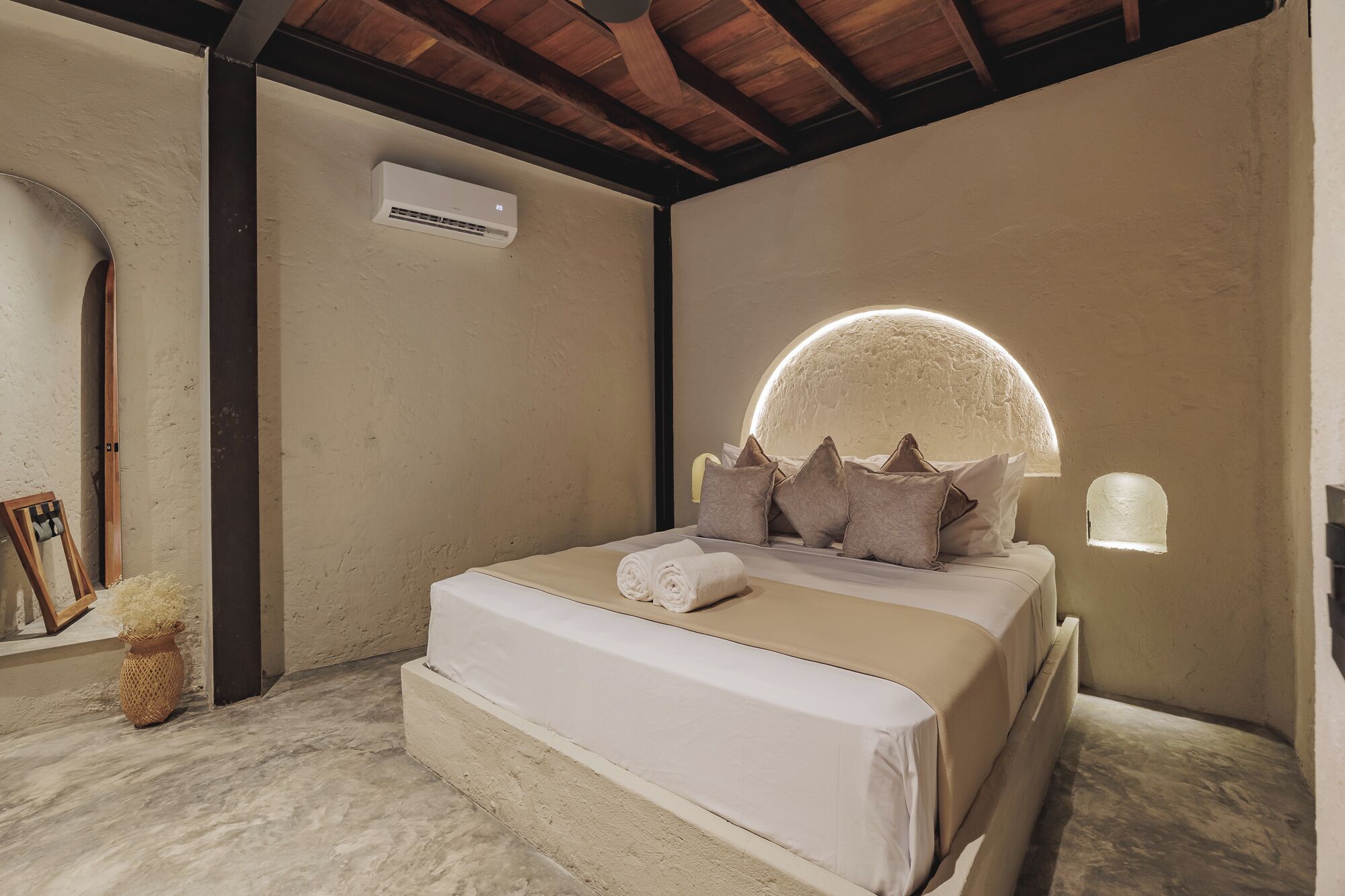 6 bedrooms, iron/ironing board, WiFi, bed sheets