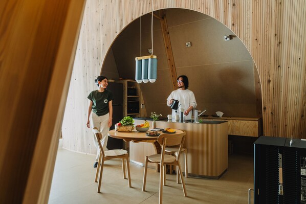 Een koelkast, een microgolfoven, een oven, een kookplaat