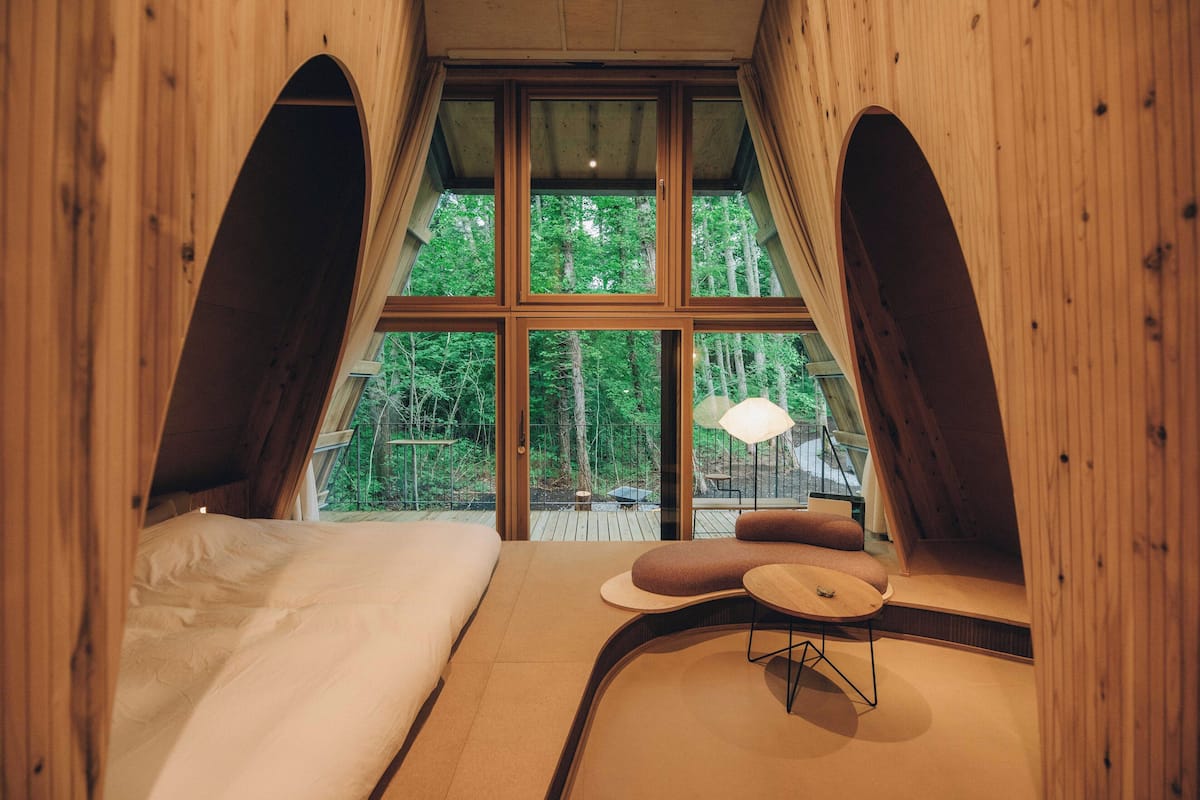 Een bureau, gratis wifi, beddengoed